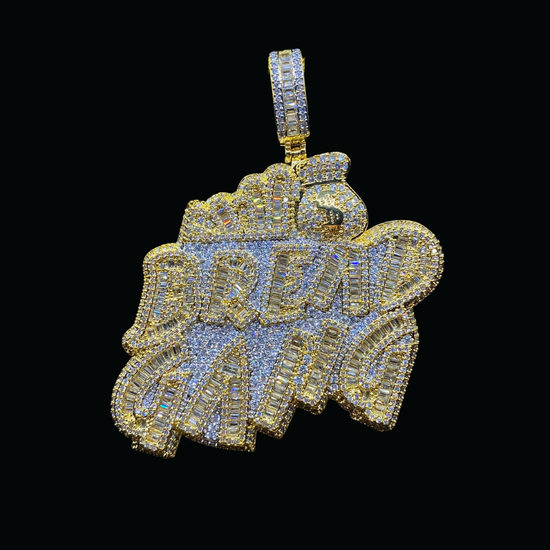 Collar con colgante de diamantes y letras heladas de Bread Gang