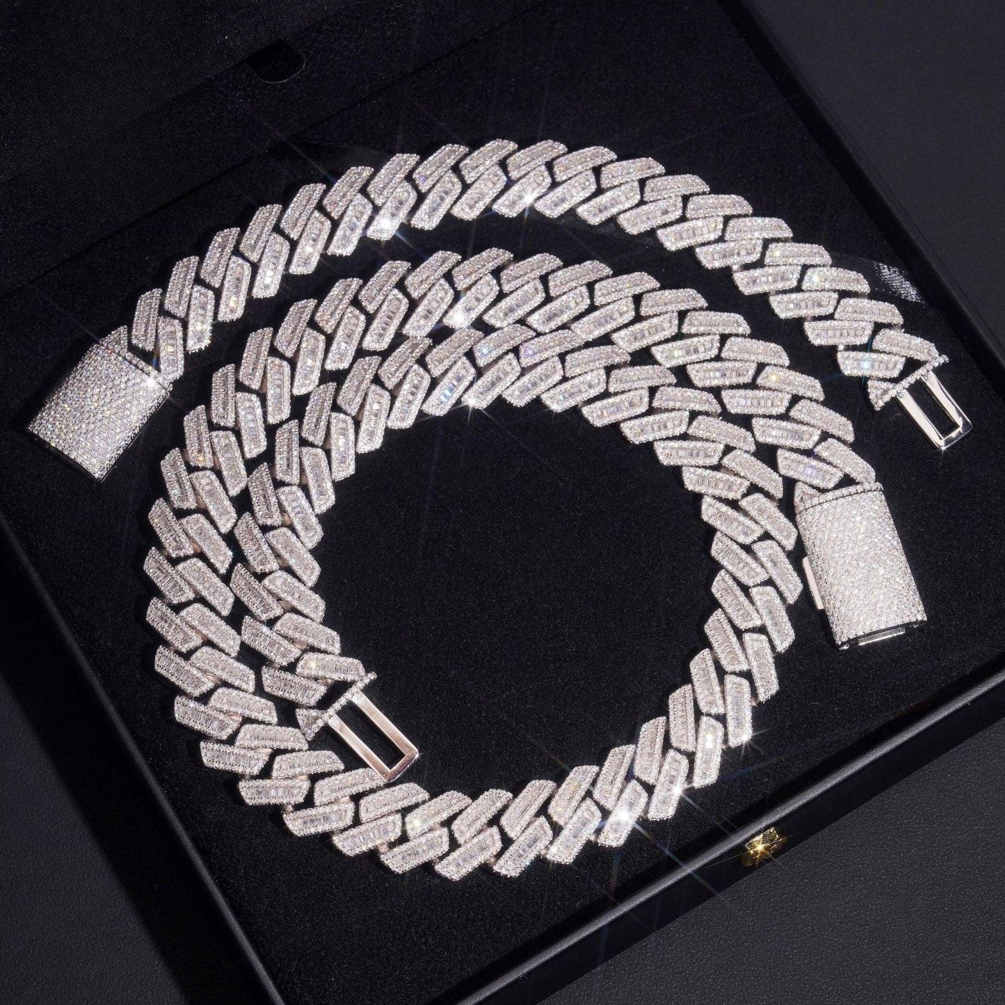 18mm Iced-Out Moissanite Cuban Link Chain – S925 Sterling Silver Hip Hop Streetwear Men’s Necklace - CaratixJewelry