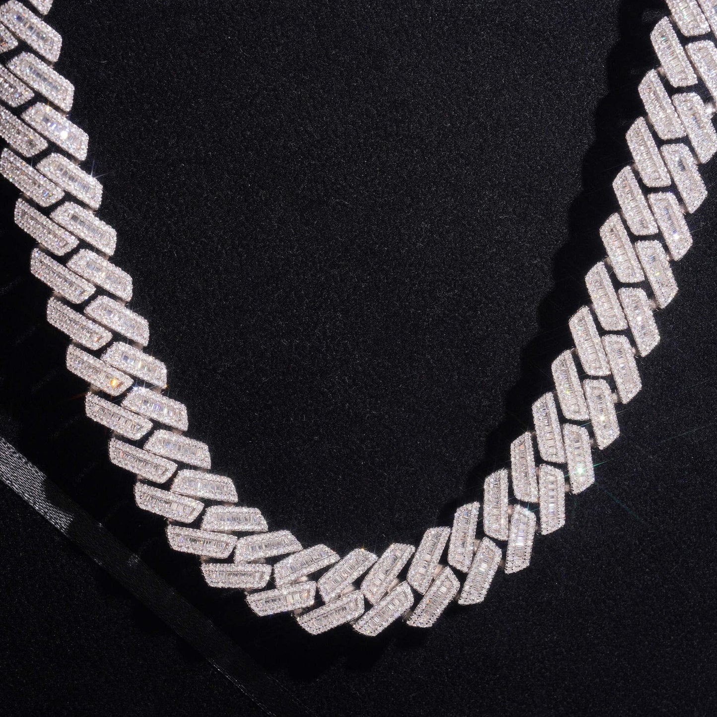 18mm Iced-Out Moissanite Cuban Link Chain – S925 Sterling Silver Hip Hop Streetwear Men’s Necklace - CaratixJewelry