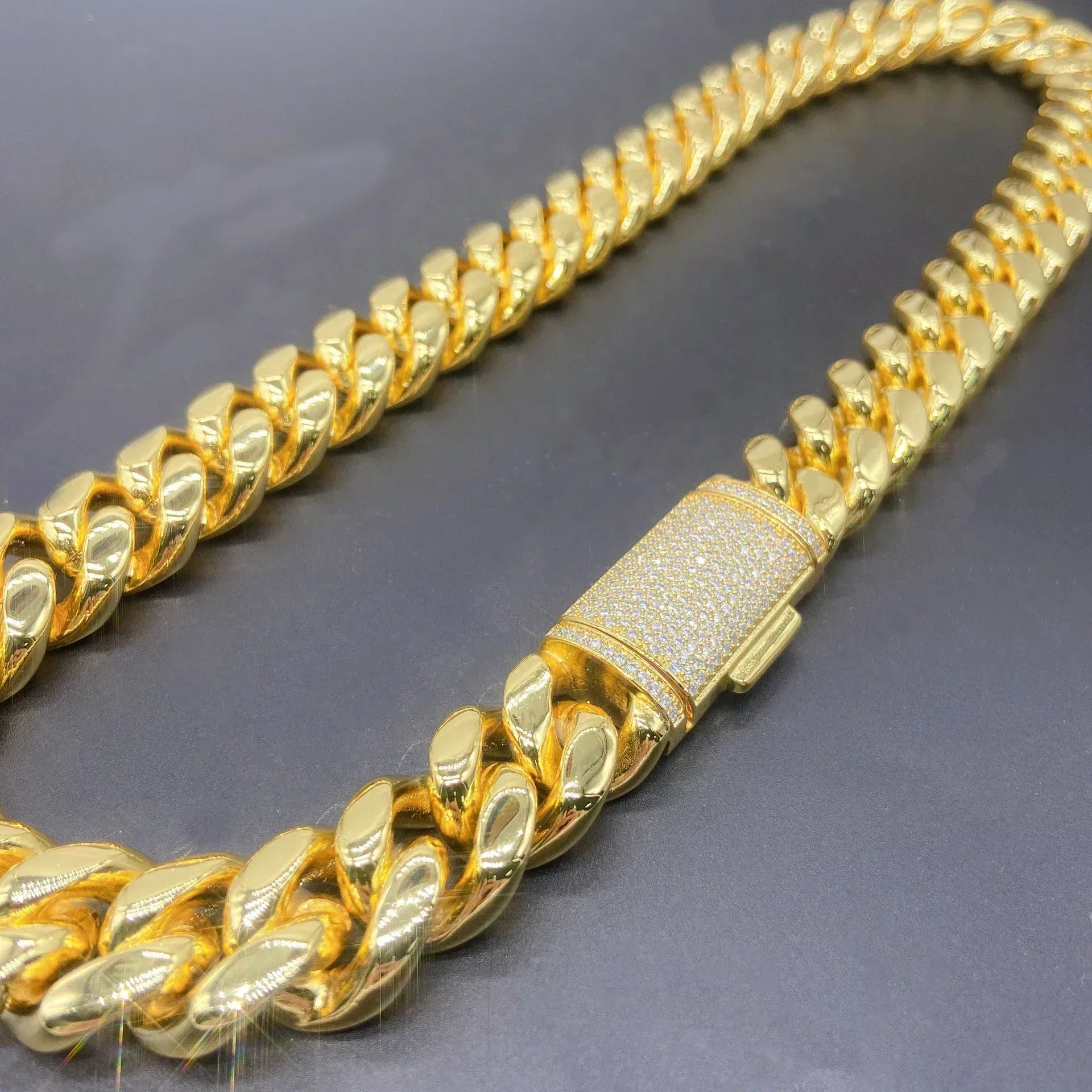 18mm Stainless Steel Cuban Link Chain with Silver Moissanite Clasp – Glossy Hip Hop Streetwear Necklace - CaratixJewelry
