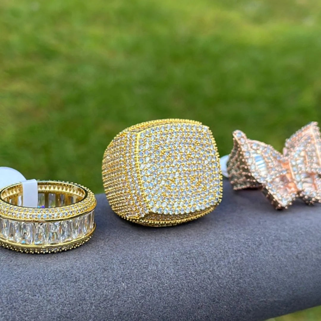 Anillo de diamantes con engaste en garras y acabado en cojín