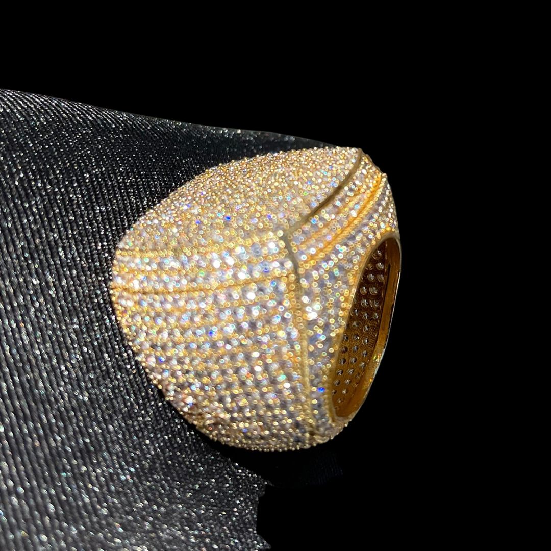 Anillo de diamantes con engaste en garras y acabado en cojín