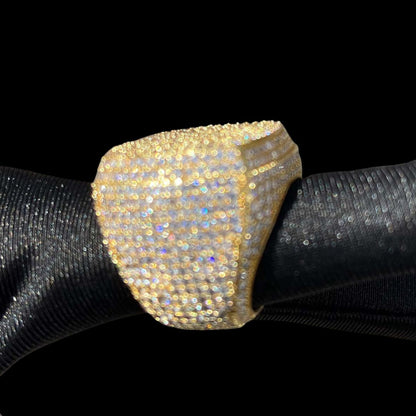 Anillo de diamantes con engaste en garras y acabado en cojín