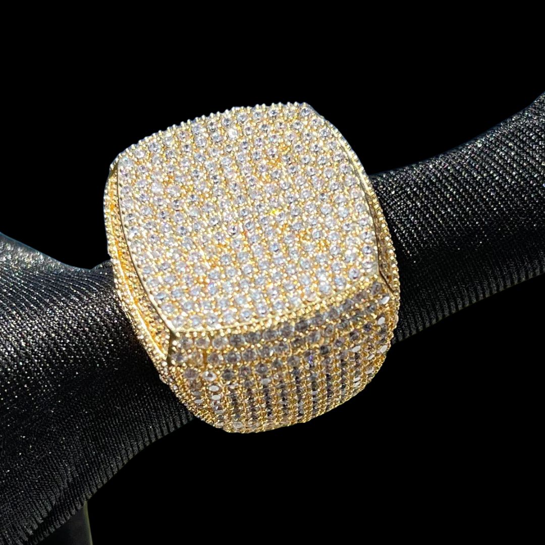 Anillo de diamantes con engaste en garras y acabado en cojín