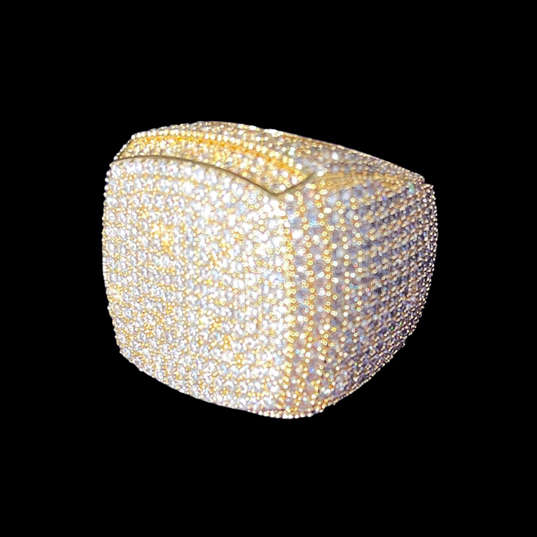 Anillo de diamantes con engaste en garras y acabado en cojín