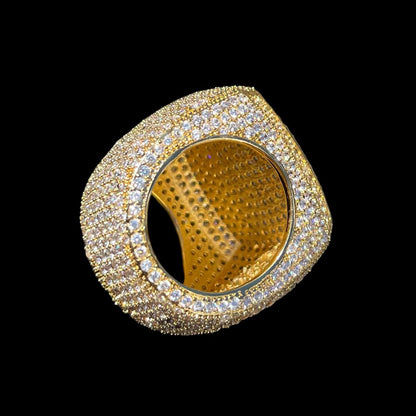 Anillo de diamantes con engaste en garras y acabado en cojín