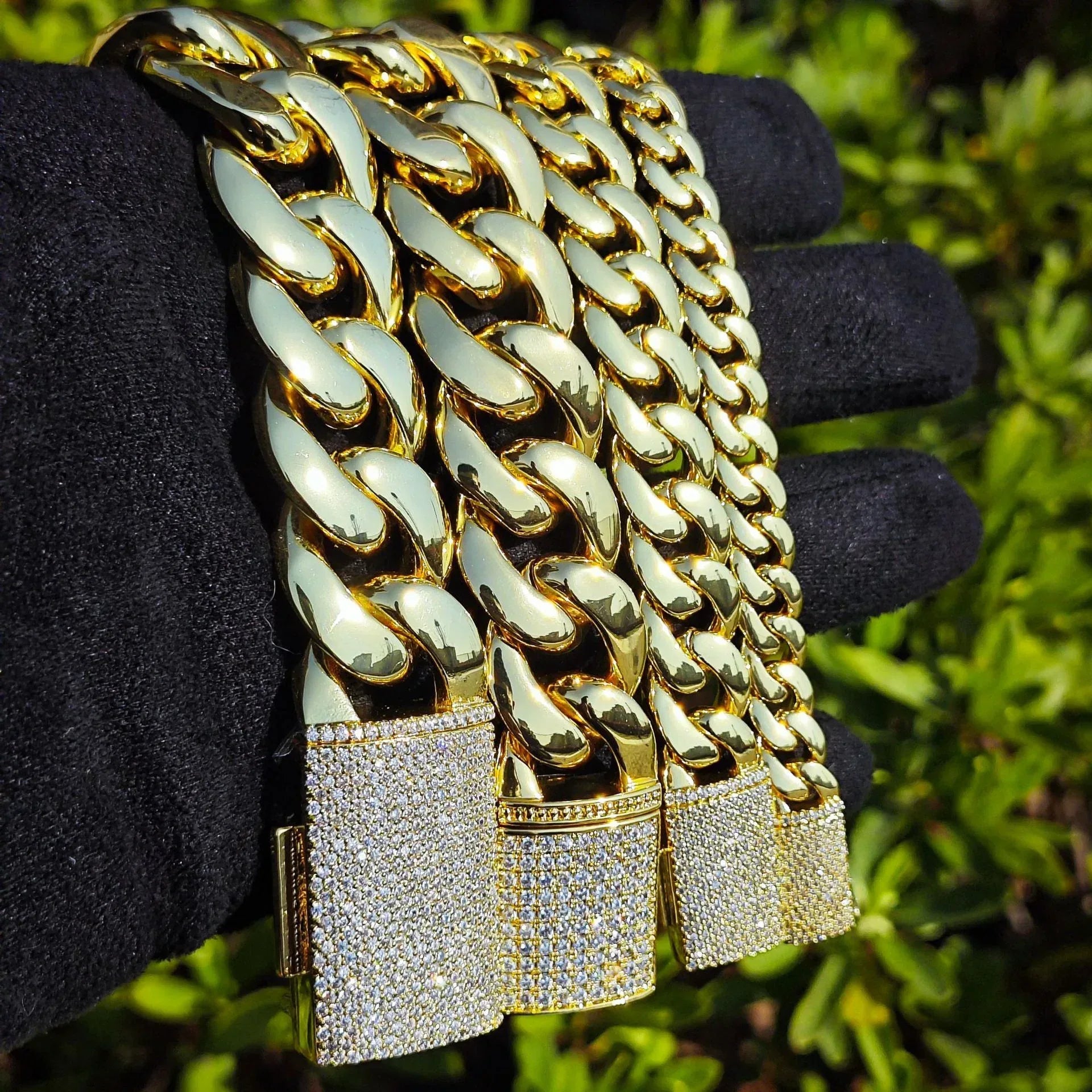 Polished Iced Out Clasp Necklace with Copper & Zircon | Unisex Hip Hop Jewelry | Caratix Jewelry - CaratixJewelry