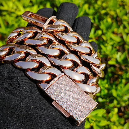 Polished Iced Out Clasp Necklace with Copper & Zircon | Unisex Hip Hop Jewelry | Caratix Jewelry - CaratixJewelry