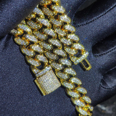 CARÁTIX 12mm Miami Cuban Link Chain Necklace – High Quality Bling Hip Hop Jewelry for Men | Iced Out Gift - CaratixJewelry